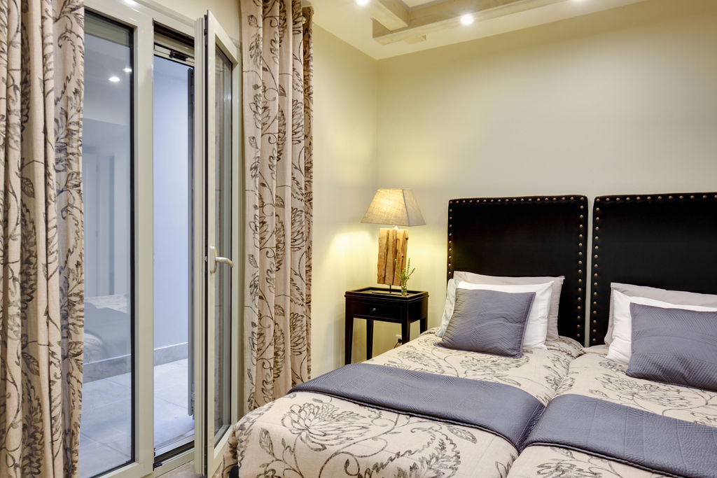 Twin bedroom with terrace access