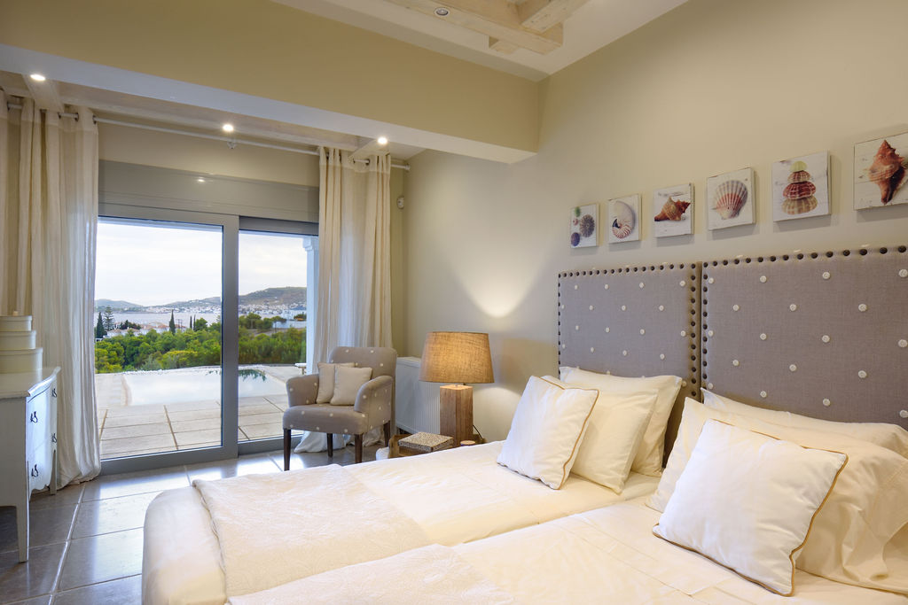 Twin bedroom with sea view
